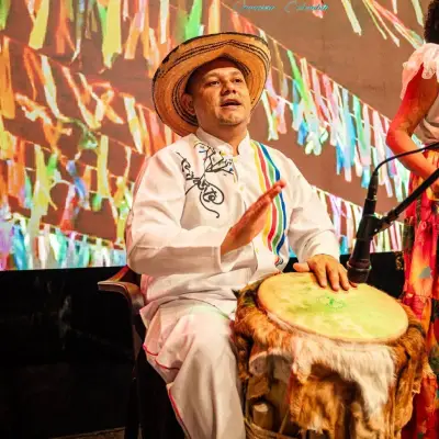 Hubeimar Antonio Jimenez Coronel mayor concentrado tocando la tambora.