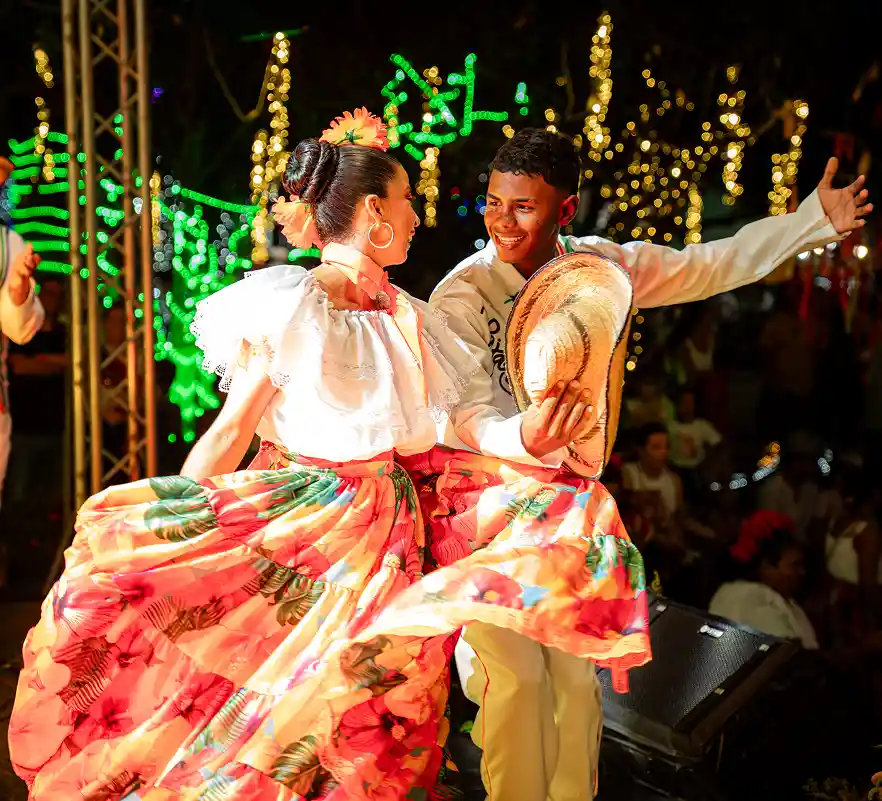 Presentación nocturna del grupo con el público alrededor.