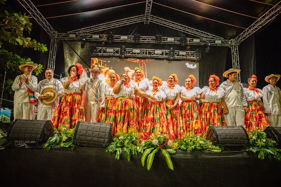 Taller de percusión con niñas y niños del semillero.