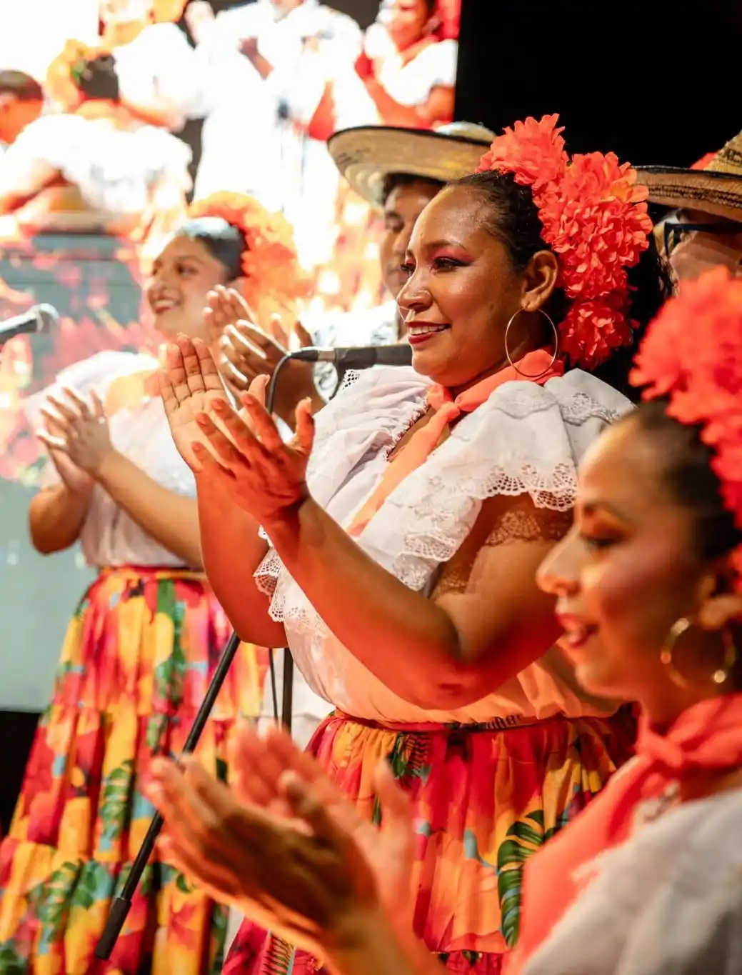 Cantadora entonando un canto tradicional durante una presentación.