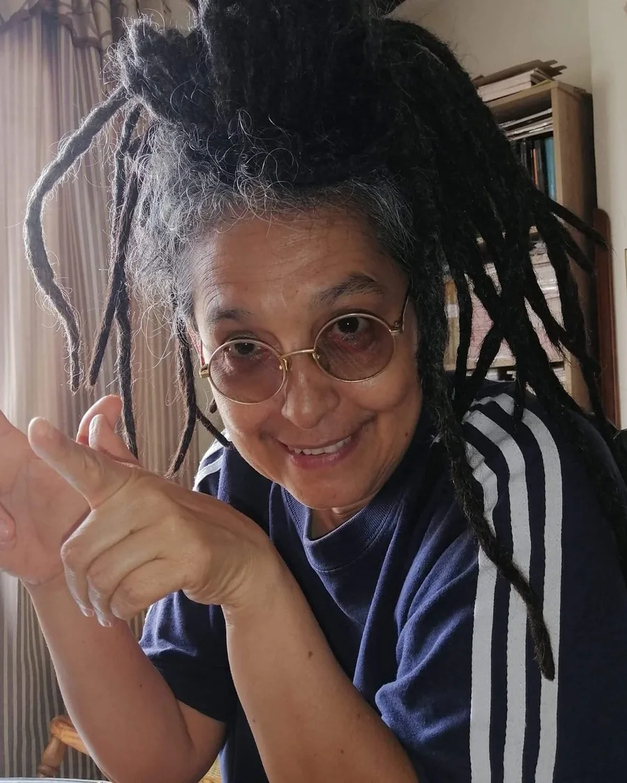 Retrato de Sandra Luz Páez Clavijo, fundadora de El Chandé, sonriendo en su casa.