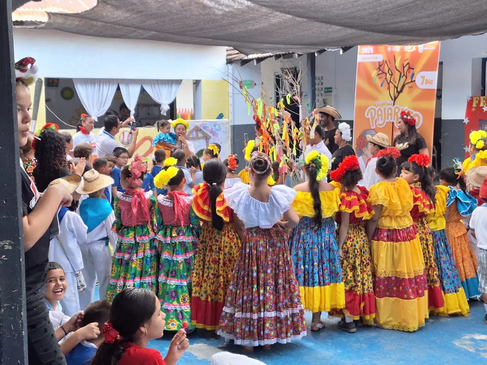 Grupo de bailadoras con faldas de colores levantan sus vestidos durante el taller del Paseo del Pajarito.
